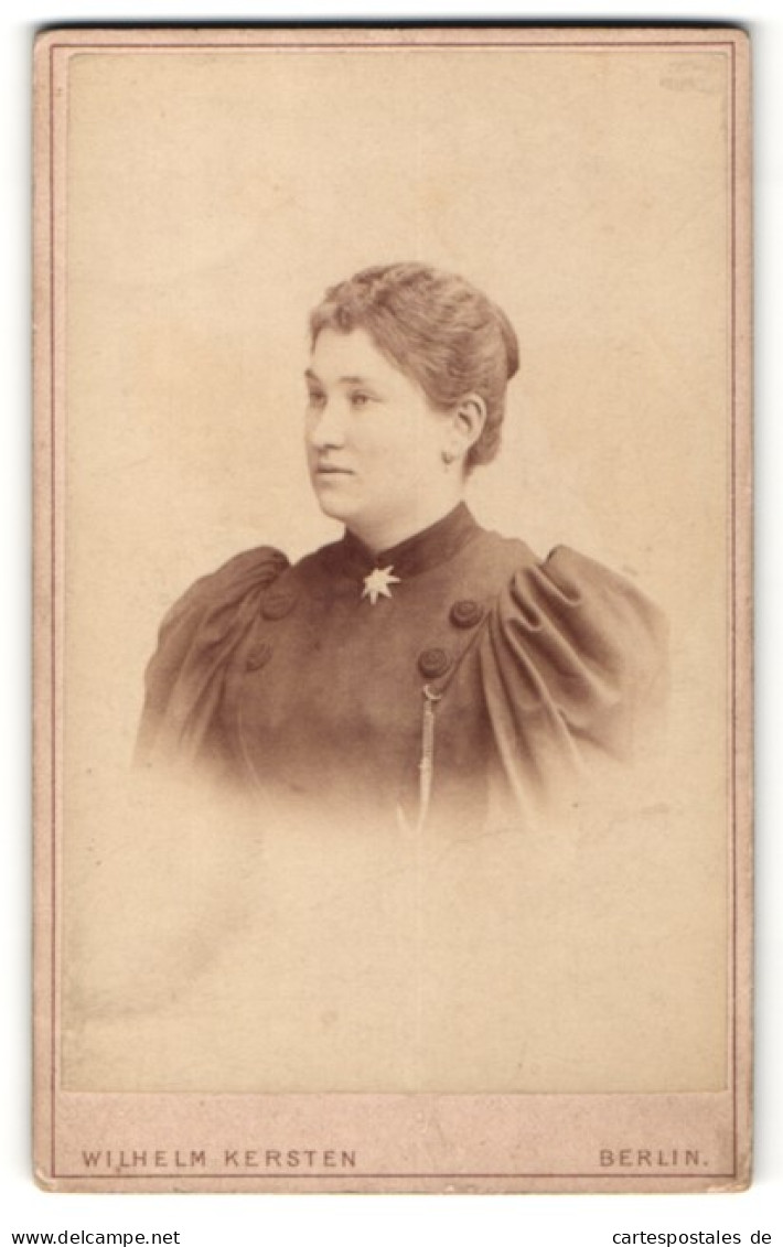 Fotografie Wilhelm Kersten, Berlin, Portrait Frau Mit Zusammengebundenem Haar  - Anonymous Persons