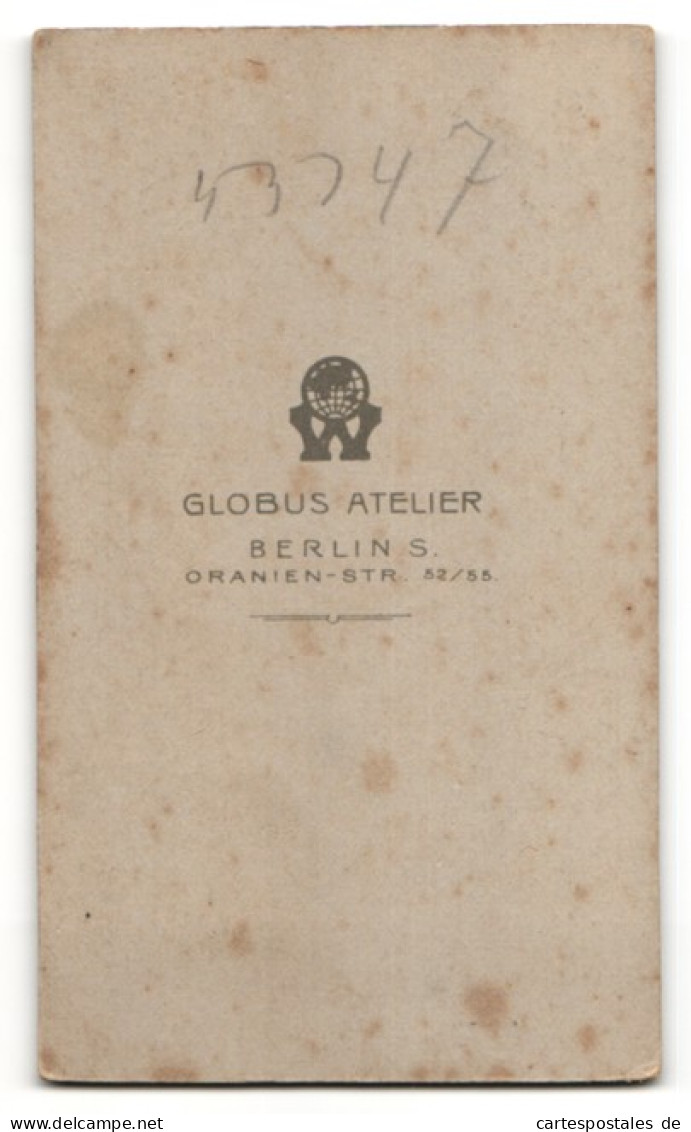 Fotografie Globus Atelier, Berlin-S, Portrait Säugling In Leibchen  - Anonymous Persons