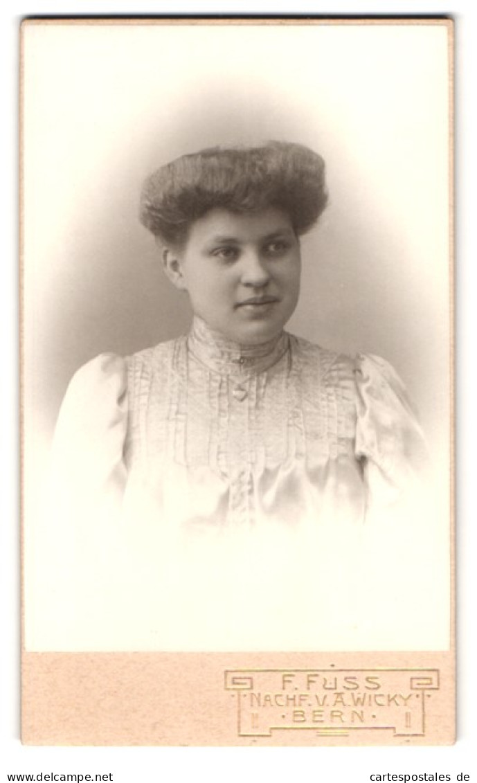 Fotografie F. Fuss, Bern, Schanzenstrasse 6, Bürgerliche Frau In Weissem Kleid Mit Herzmedaillon  - Anonymous Persons