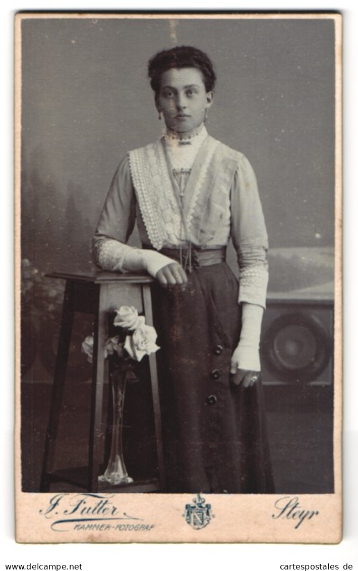 Fotografie J. Futter, Steyr, Pfarrgasse 14, Junges Fräulein In Rock Und Bluse  - Anonymous Persons