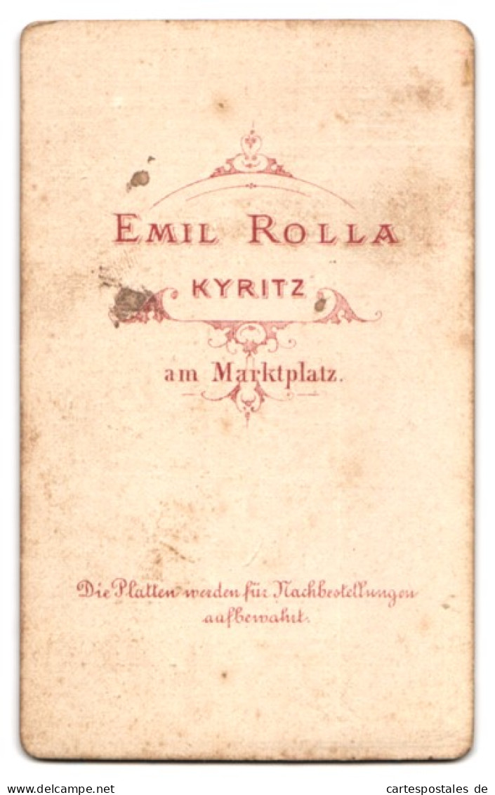 Fotografie Emil Rolla, Kyritz, Am Marktplatz, Portrait Junge Dame Im Kleid Mit Medaillon  - Anonyme Personen