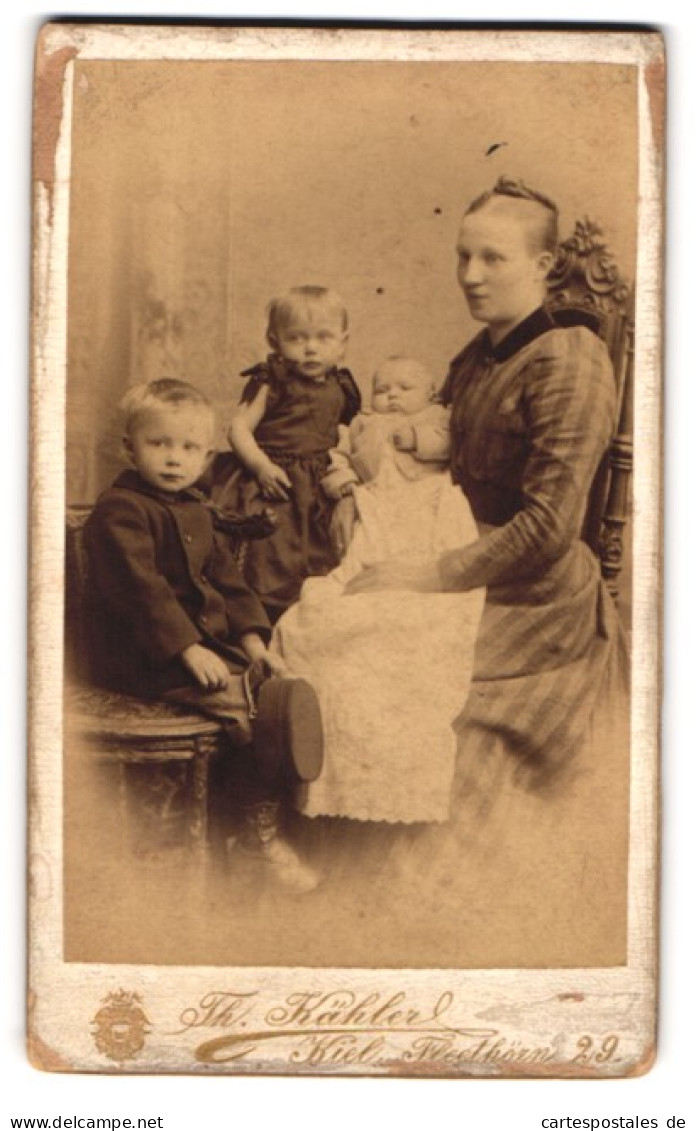Fotografie Theodor Kähler, Kiel, Fleethörn 29, Portrait Bürgerliche Dame Mit Zwei Kindern Und Baby  - Anonymous Persons