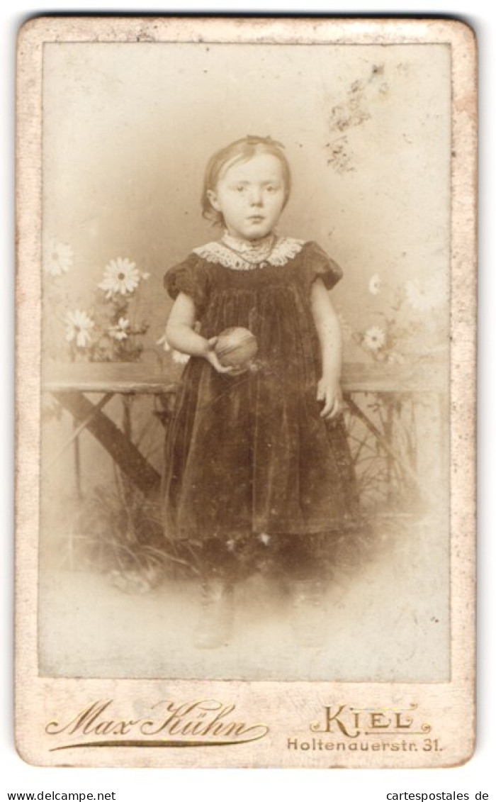 Fotografie Max Kühn, Kiel, Holtenauerstrasse 31, Portrait Kleines Mädchen Im Samtkleid Mit Ball  - Anonyme Personen