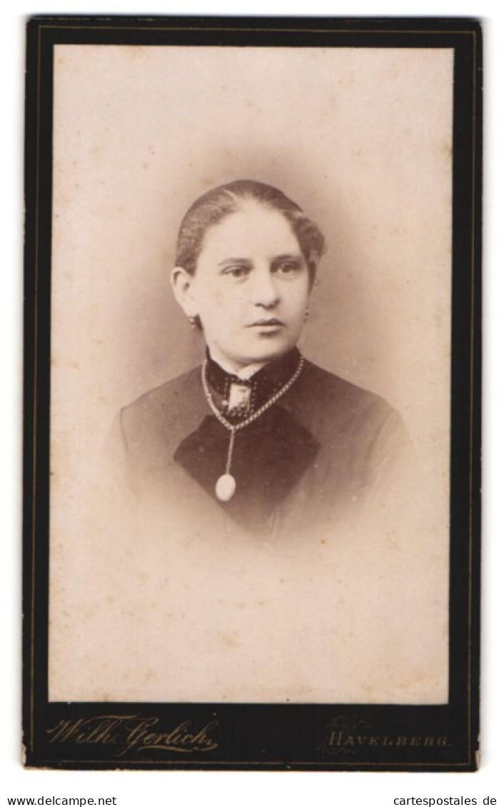Fotografie Wilh. Gerlich, Havelberg, Chausseestrasse 4, Portrait Junge Dame Mit Kragenbrosche Und Halskette  - Personnes Anonymes