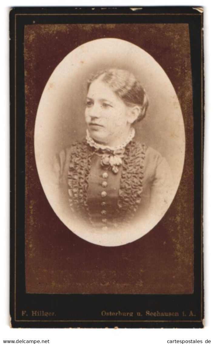 Fotografie F. Hillger, Osterburg, Brustportrait Junge Dame In Hübscher Kleidung  - Anonyme Personen