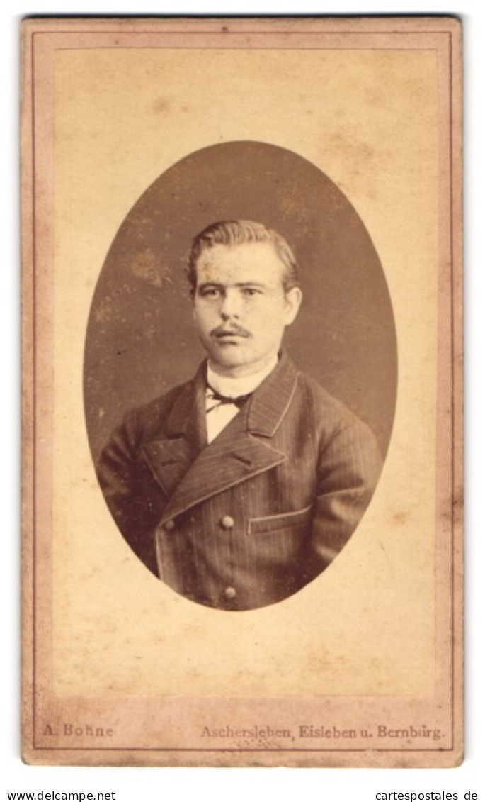 Fotografie Albert Bohne, Aschersleben, Markt 25, Brustportrait Bürgerlicher Herr Mit Oberlippenbart  - Anonyme Personen