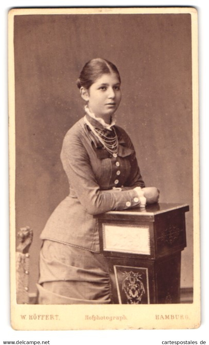 Fotografie W. Höffert, Dresden, See-Strasse 10, Portrait Junge Dame In Zeitgenössischer Kleidung  - Anonyme Personen