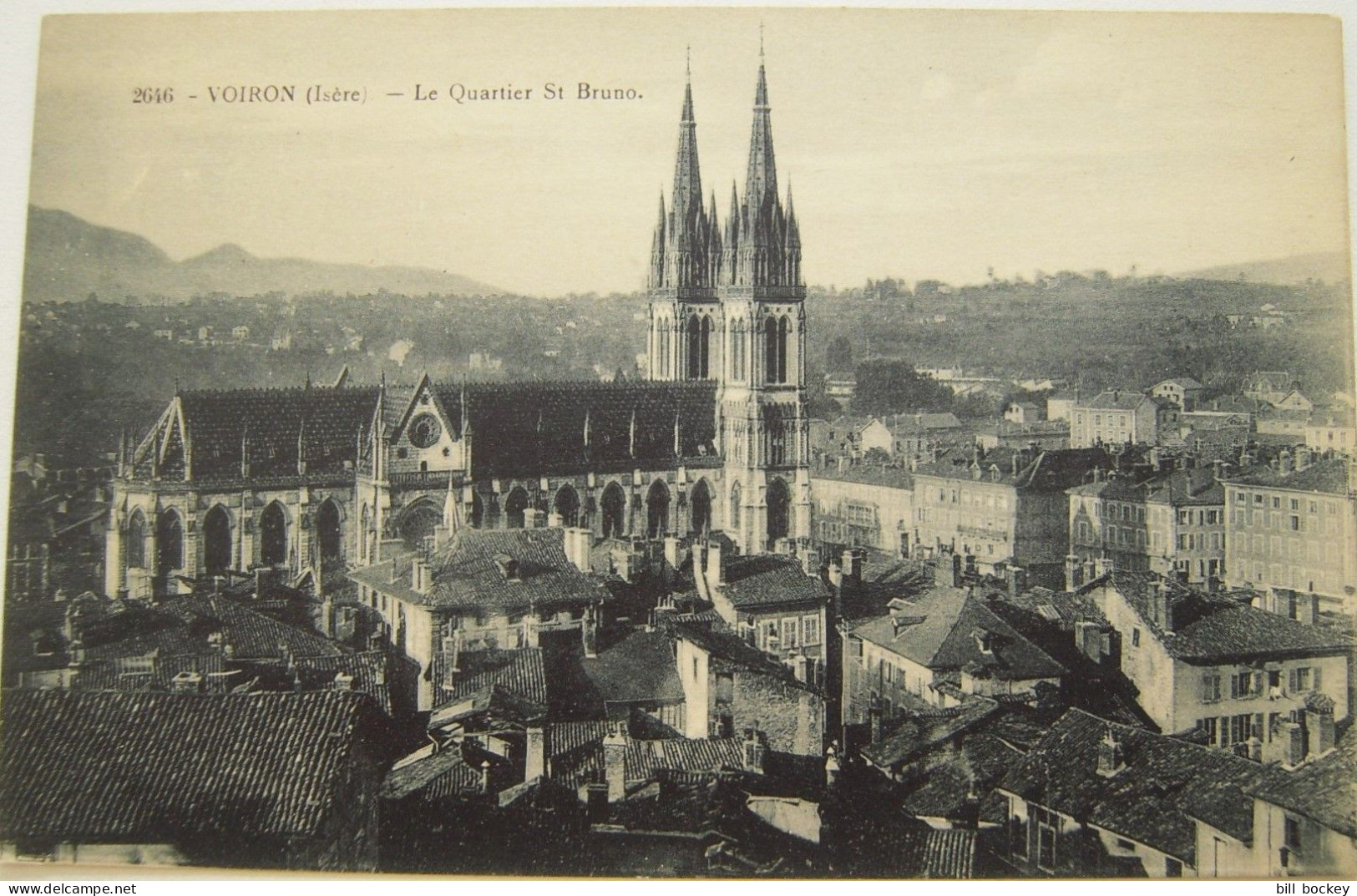 CPA Vers 1920  VOIRON - Le Quartier Saint Bruno Et L'Église Bel État - Grenoble - Voiron