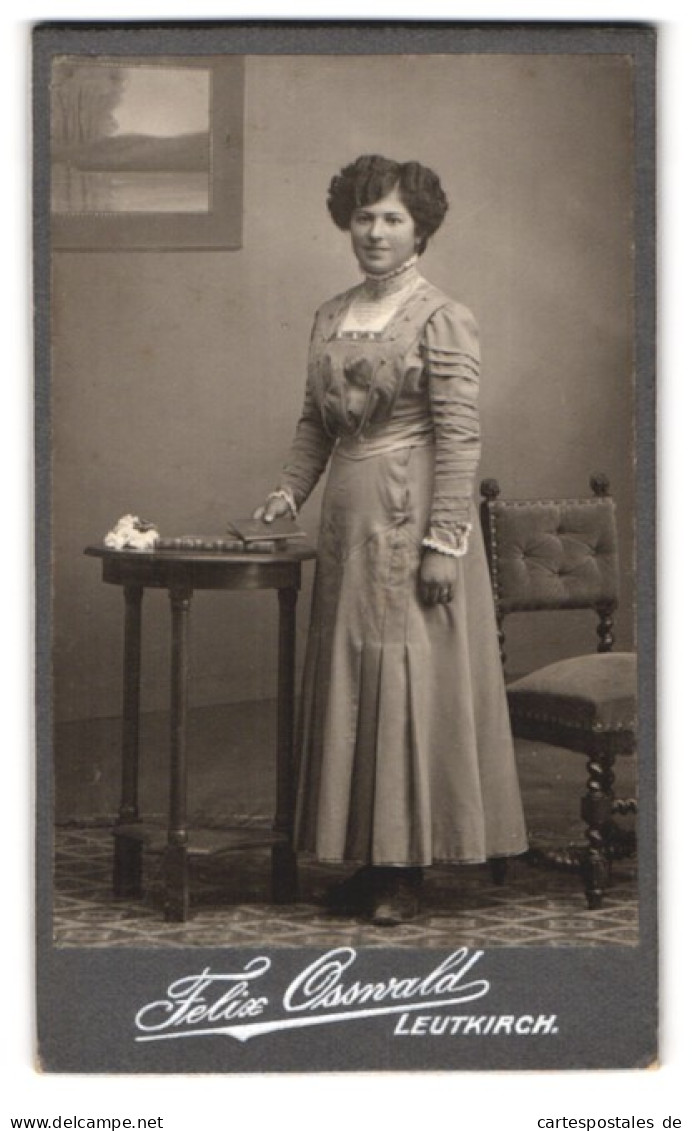 Fotografie Felix Osswald, Leutkirch, Portrait Dunkelhaarige Schönheit Im Prachtvoll Bestickten Kleid  - Anonyme Personen