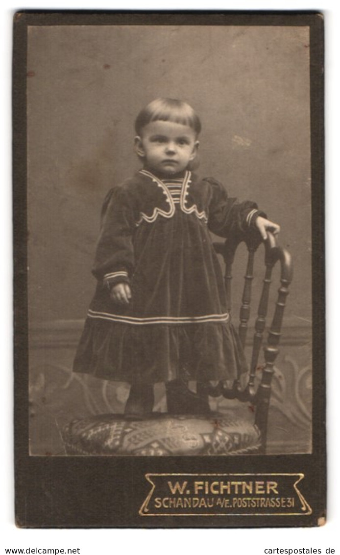 Fotografie W. Fichtner, Schandau A. E., Poststr. 31, Portrait Süsses Kleines Mädchen Im Samtkleid Auf Einem Stuhl St  - Anonymous Persons