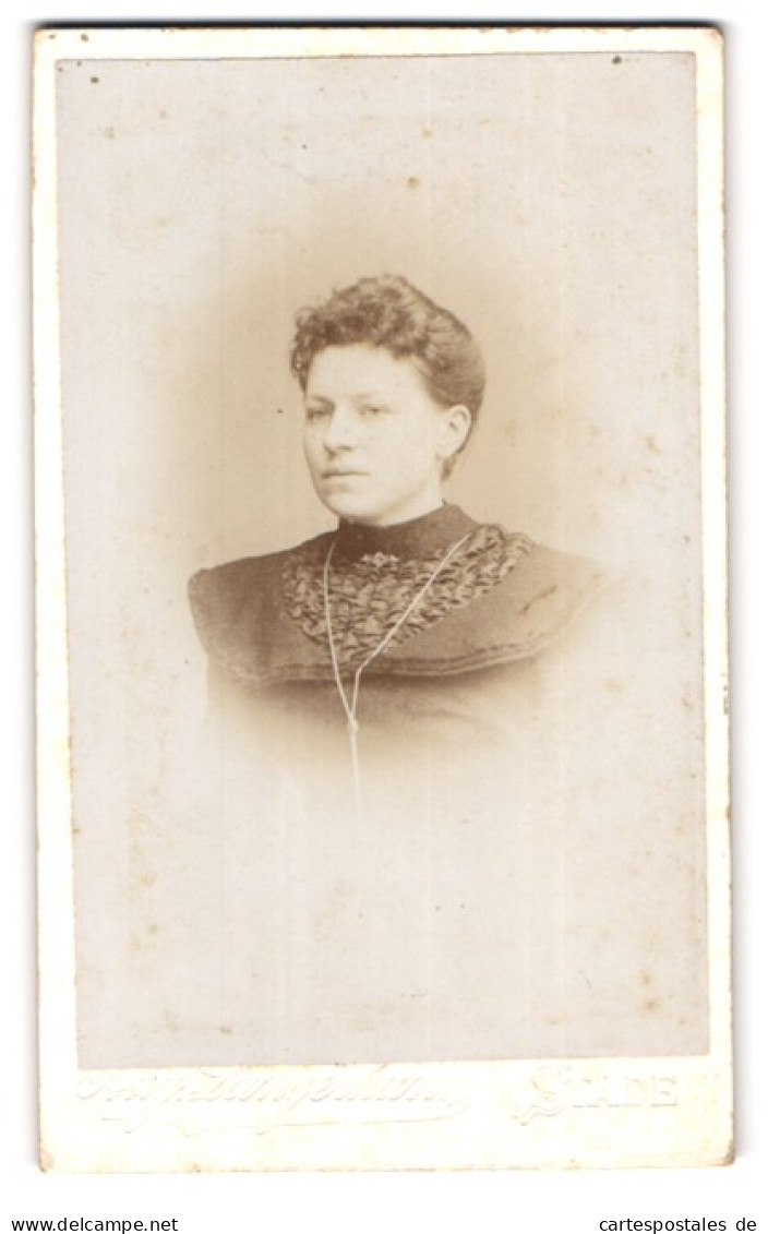 Fotografie Aug. Langerhans, Stade, Gr. Schmiedestr. 192, Portrait Brünette Schönheit Mit Rüschen Am Kleid  - Anonyme Personen