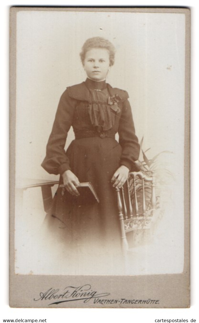 Fotografie Albert König, Vaethen-Tangerhütte, Portrait Hübsche Junge Frau Hält Ein Buch In Der Hand  - Anonyme Personen