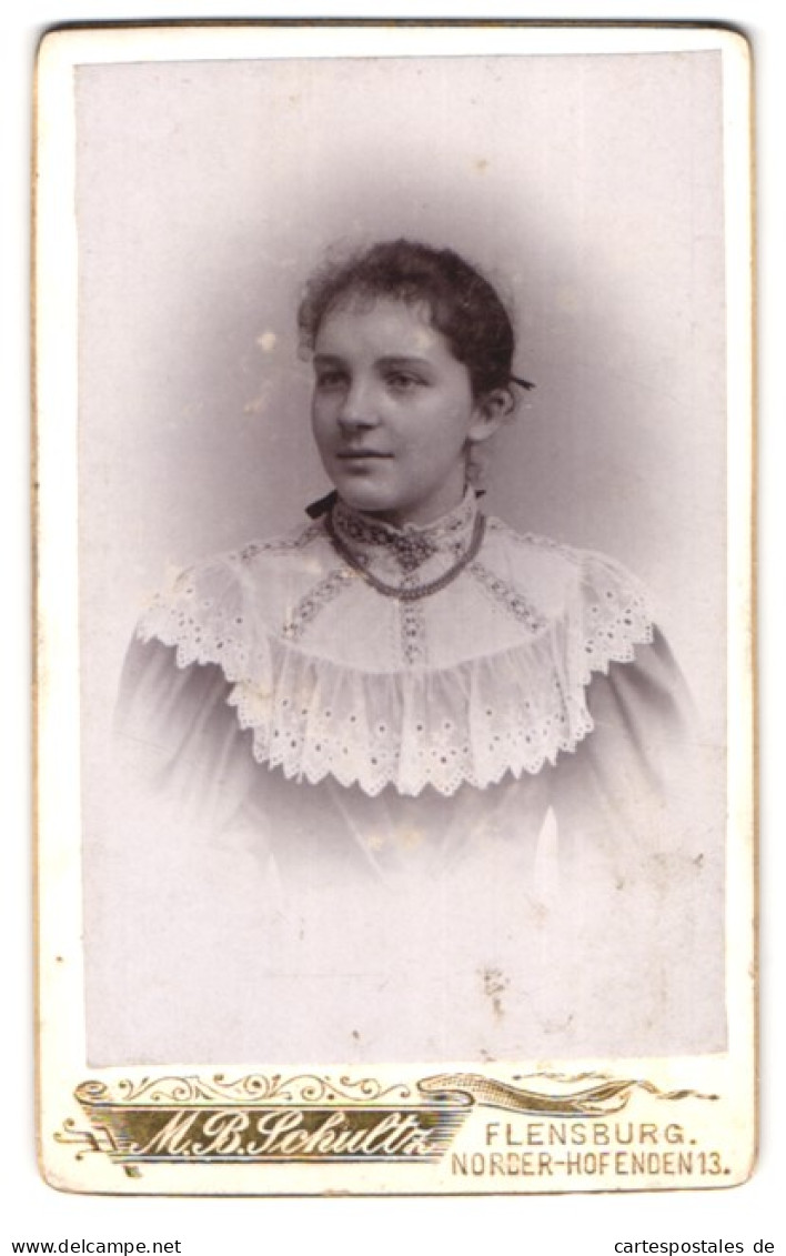 Fotografie M. B. Schultz, Flensburg, Norder-Hofenden 13, Portrait Dunkelhaariges Fräulein In Bestickter Bluse  - Personnes Anonymes