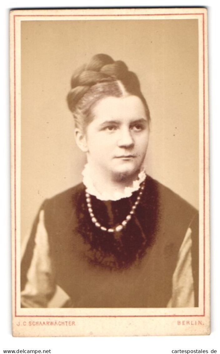 Fotografie J. C. Schaarwächter, Berlin, Friedrichstr. 190, Portrait Bildschönes Fräulein Mit Flechtdutt  - Anonyme Personen