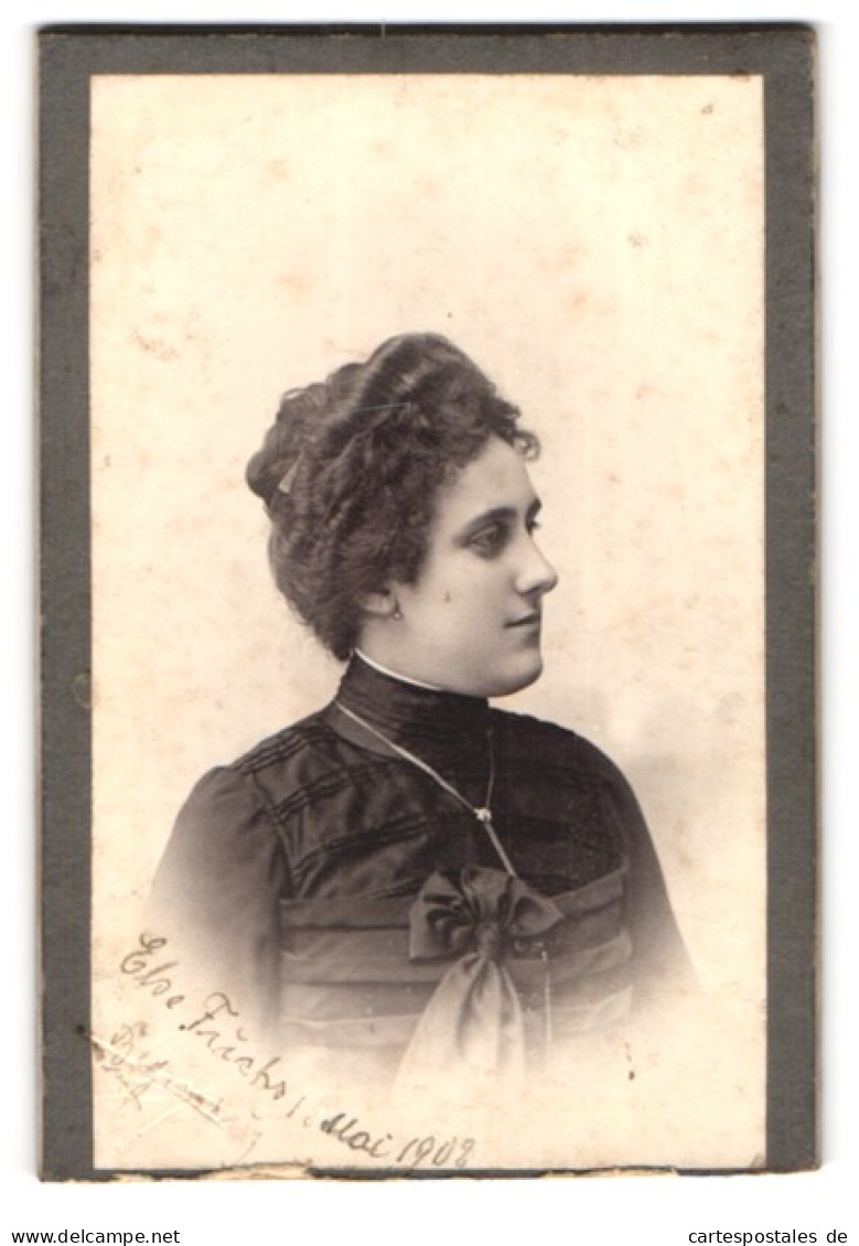 Fotografie Anton Lentsch, Regensburg, Obermünsterstr. 186, Portrait Dunkelhaarige Schönheit Mit Schleife Am Kleid  - Anonyme Personen