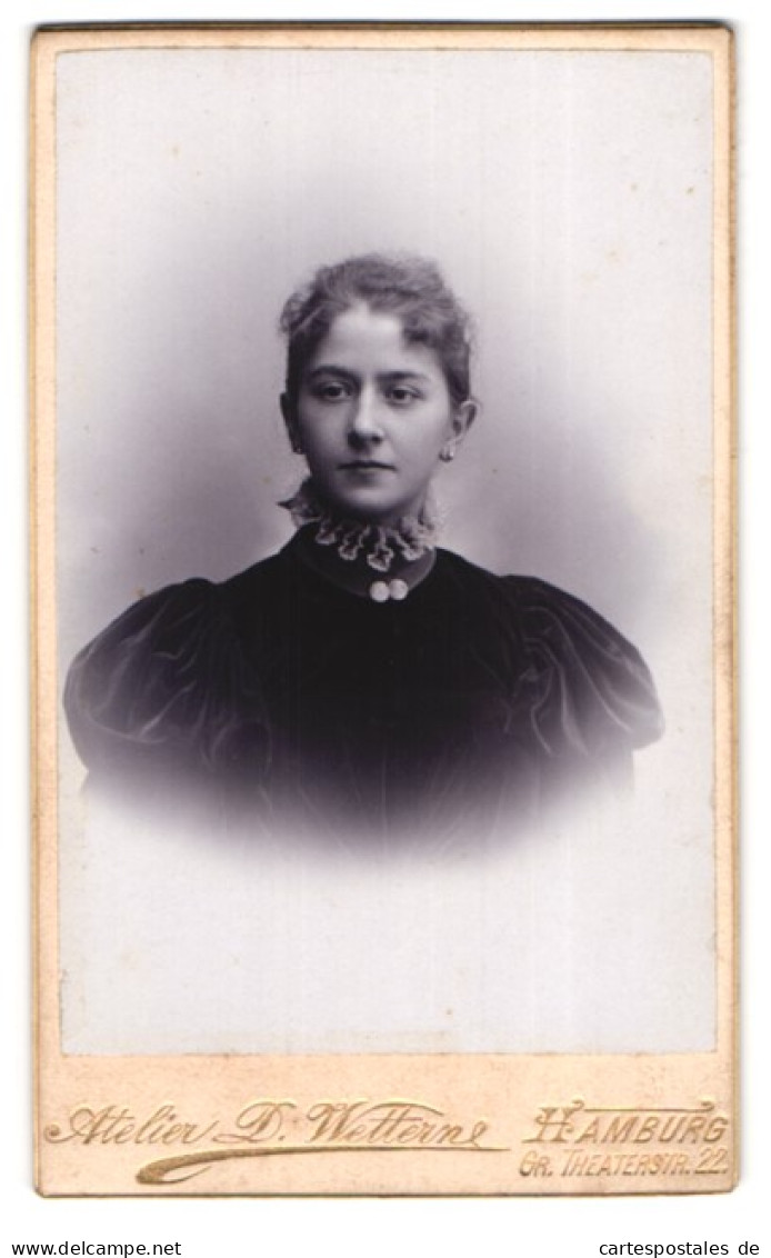 Fotografie D. Wettern, Hamburg, Gr. Theaterstr. 22, Portrait Bildschönes Fräulein Mit Elegantem Rüschenkragen  - Anonyme Personen