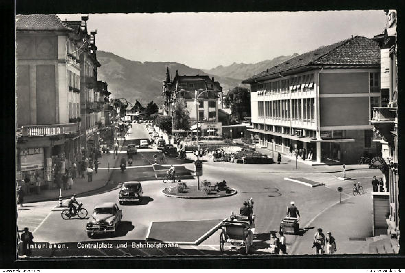 AK Interlaken, Blick Auf Den Centralplatz Und In Die Bahnhofstrasse  - Interlaken