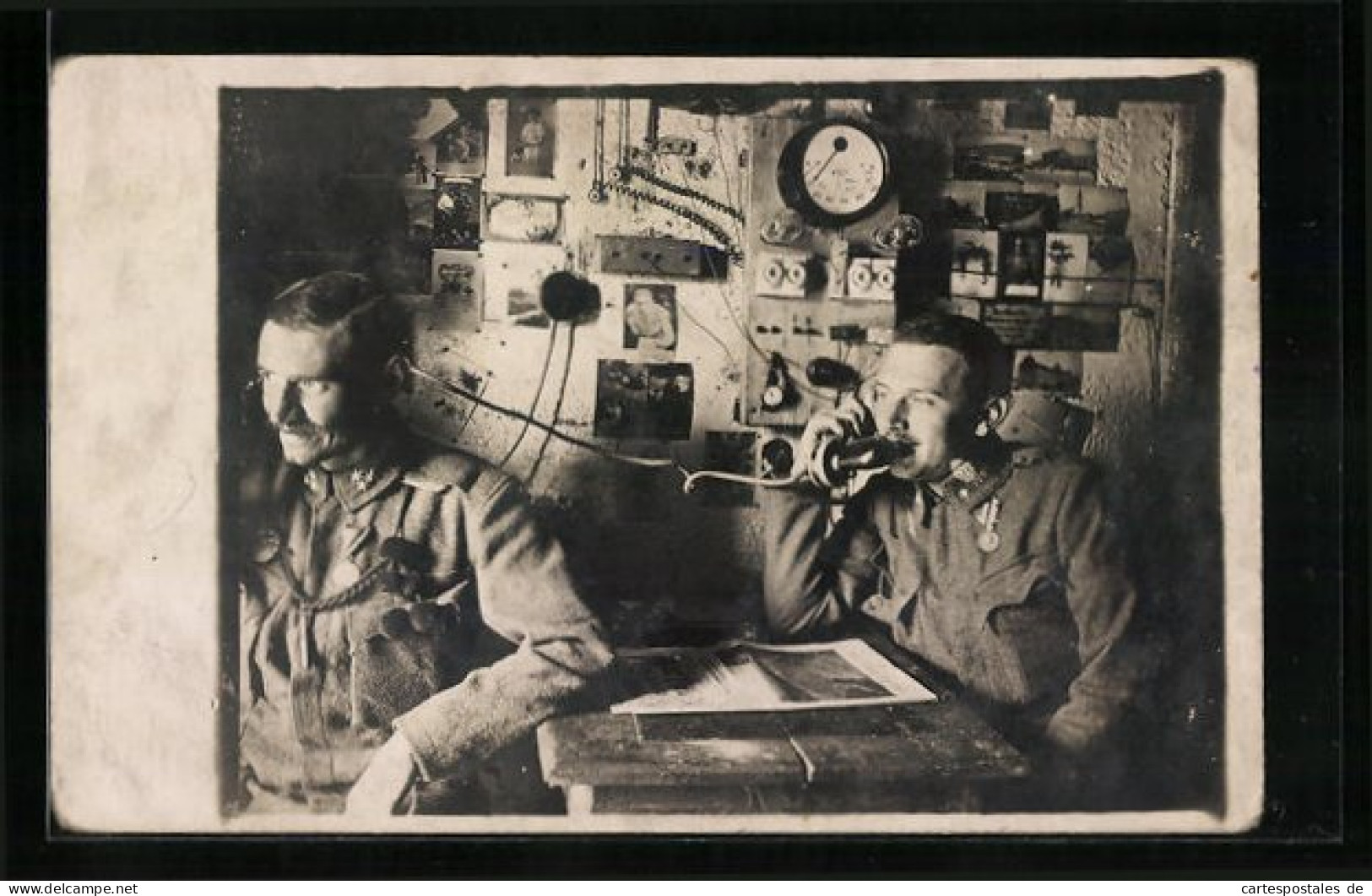 Foto-AK Zwei österreichische Soldaten In Uniform Am Telefon Mit Ansichtskarten An Der Wand, Ansichtskartengeschichte  - Other & Unclassified