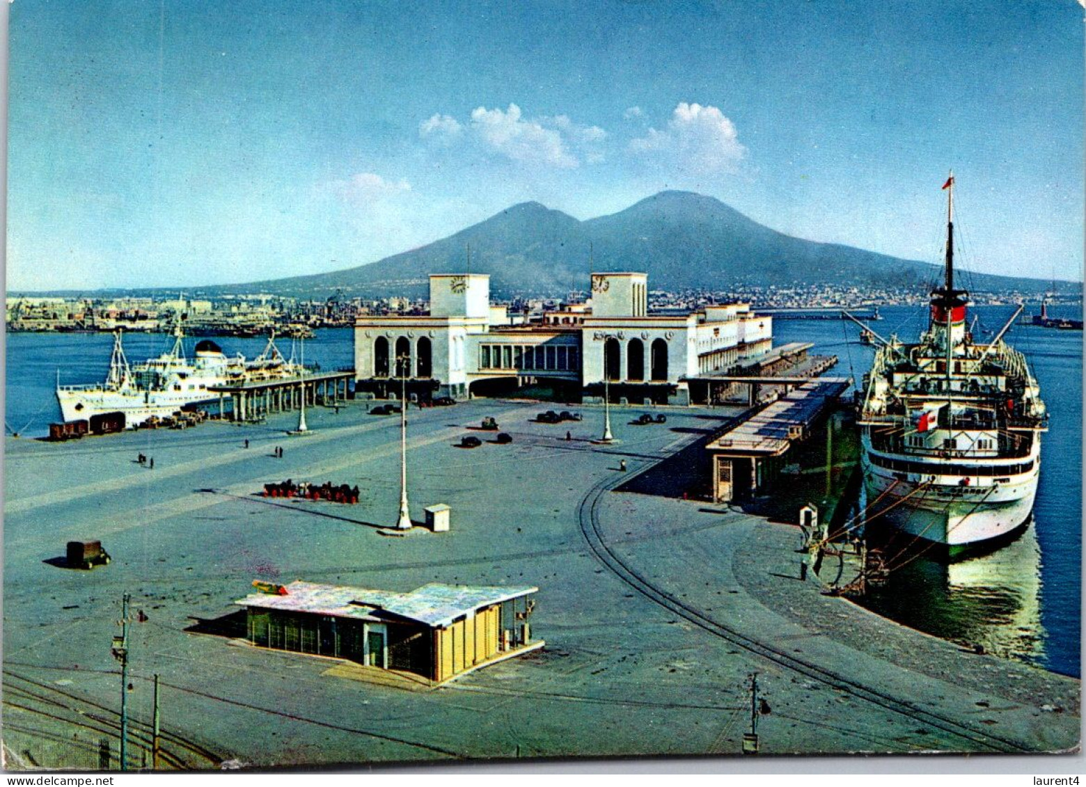 20-5-2024 (5 Z 36) Italy - Gare Maritime De Naples / Napoli  / Ship In Port In Naples - Handel