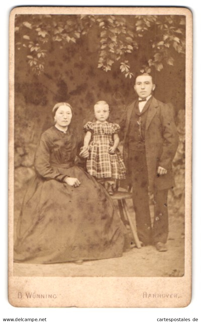 Fotografie B. Wünning, Hannover, Artilleriestr. 18, Ehepaar Mit Kind Vor Studiokulisse  - Anonymous Persons