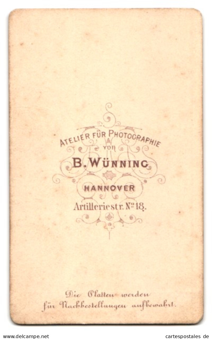 Fotografie B. Wünning, Hannover, Artilleriestr. 18, Ehepaar Mit Kind Vor Studiokulisse  - Anonymous Persons