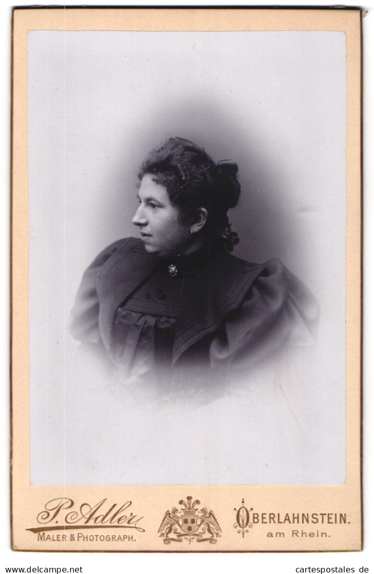 Fotografie P. Adler, Oberlahnstein A. Rh., Seitliches Portrait Einer Dame Mit Grossen Puffärmeln  - Anonymous Persons