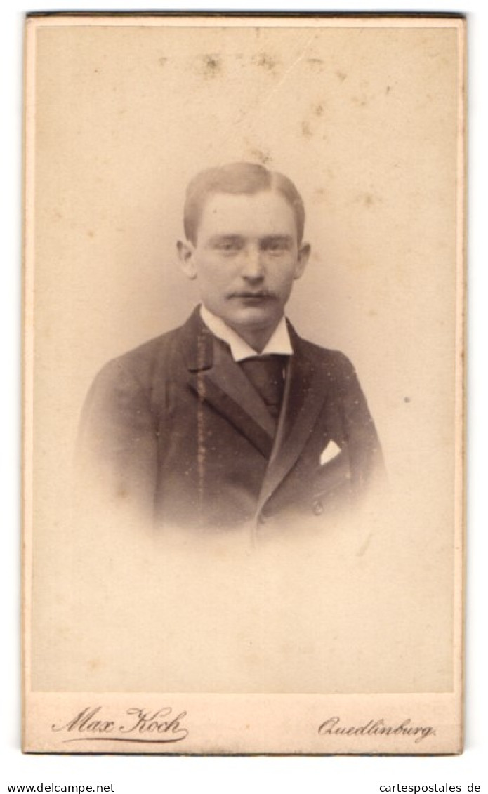 Fotografie Atelier Koch, Quedlinburg, Elegant Gekleideter Herr Mit Oberlippenbart  - Anonymous Persons