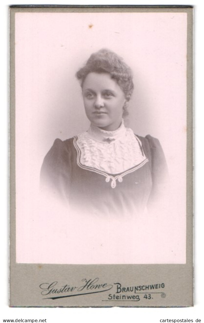 Fotografie Gustav Howe, Braunschweig, Steinweg 43, Junge Dame In Modischer Kleidung  - Anonymous Persons