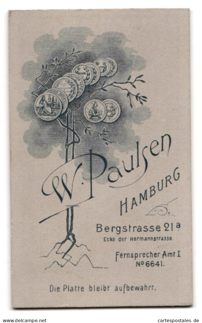 Fotografie W. Paulsen, Hamburg, Bergstr. 21 A, Junger Herr Im Anzug Mit Fliege  - Anonymous Persons