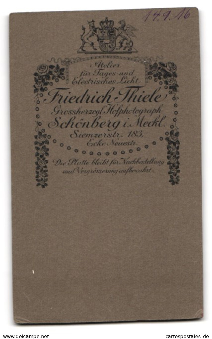 Fotografie Friedrich Thiele, Schönberg I. Meckl., Siemzerstr. 183 Ecke Neuestr., Junge Dame Mit Moderner Frisur  - Anonymous Persons