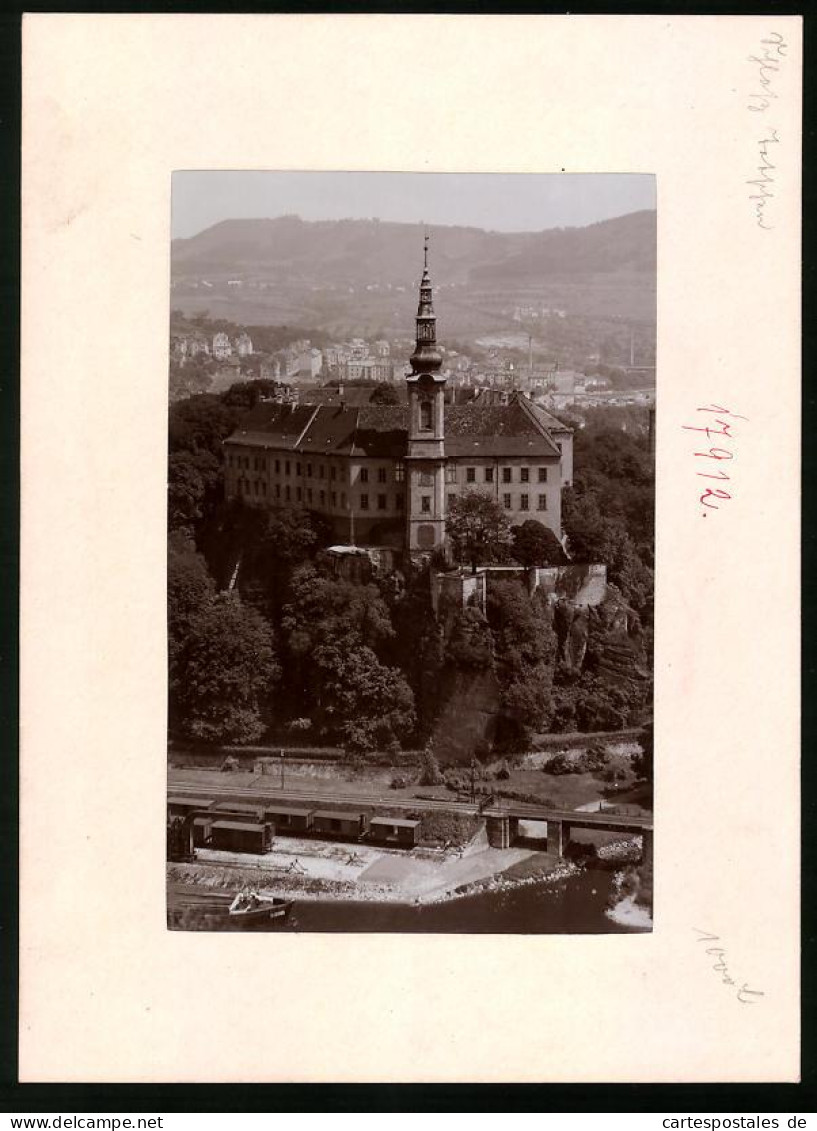Fotografie Brück & Sohn Meissen, Ansicht Tetschen A. Elbe, Blick Auf Das Schloss Tetschen Mit Eisenbahnsschienen, Haf  - Places