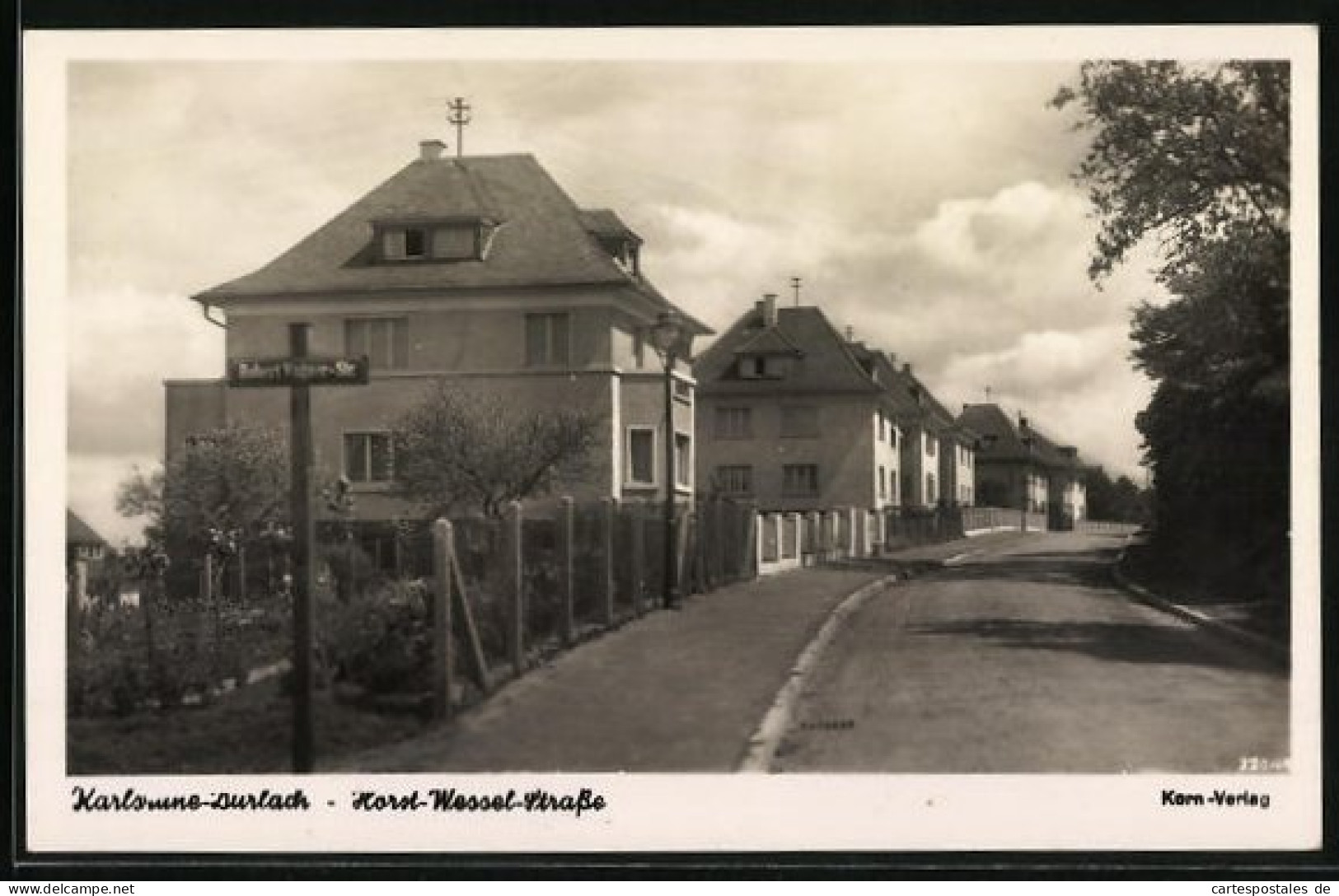 AK Karlsruhe-Durlach, Strasse Mit Strassenschild Und Häusern  - Karlsruhe