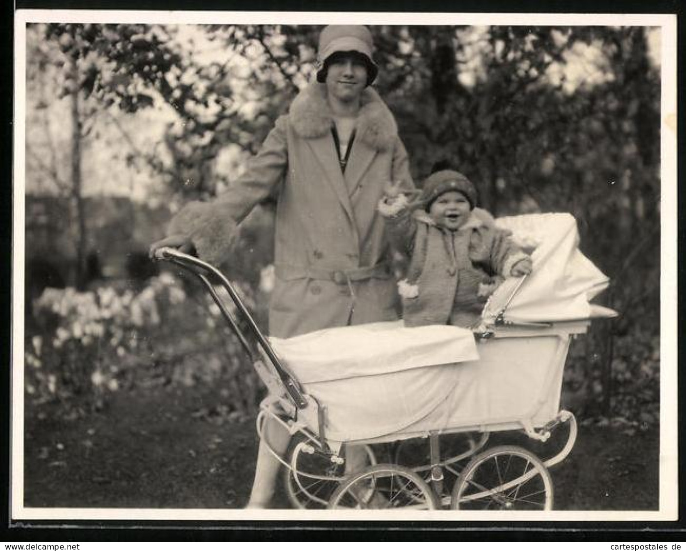 Fotografie Mutterglück, Mutter Nebst Lachendem Baby Im Kinderwagen  - Other & Unclassified