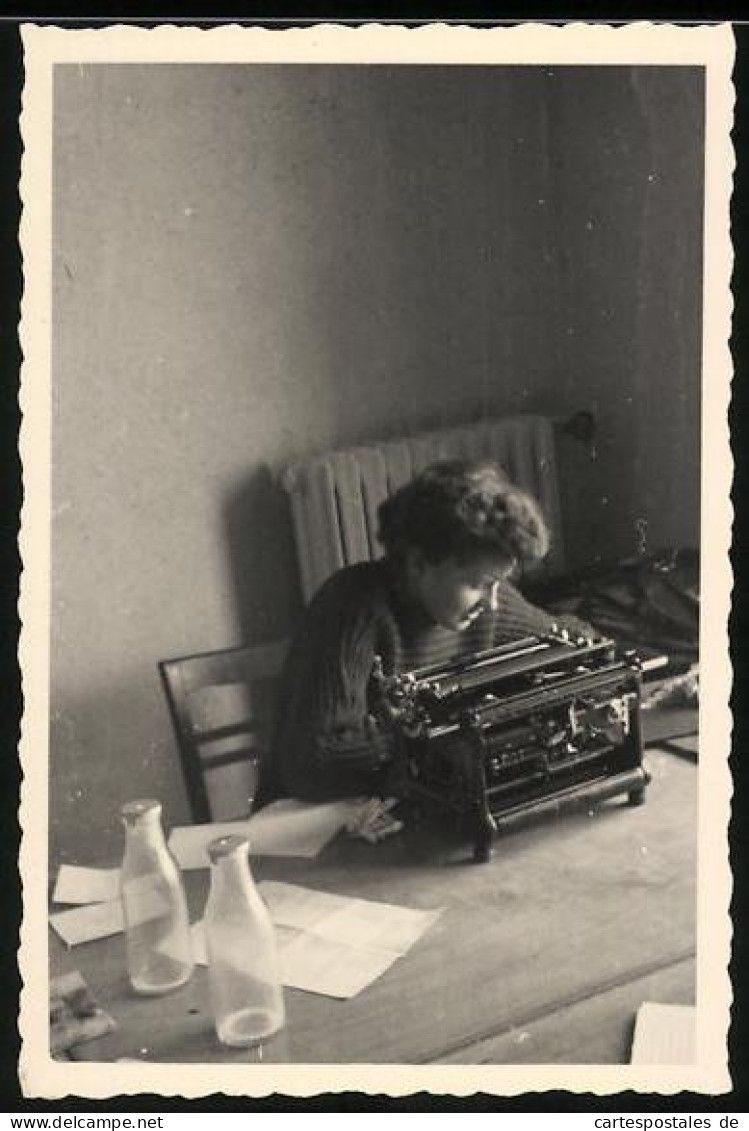 Fotografie Sekretärin Bei Der Arbeit Mit Einer Schreibmaschine, Typewriter  - Métiers