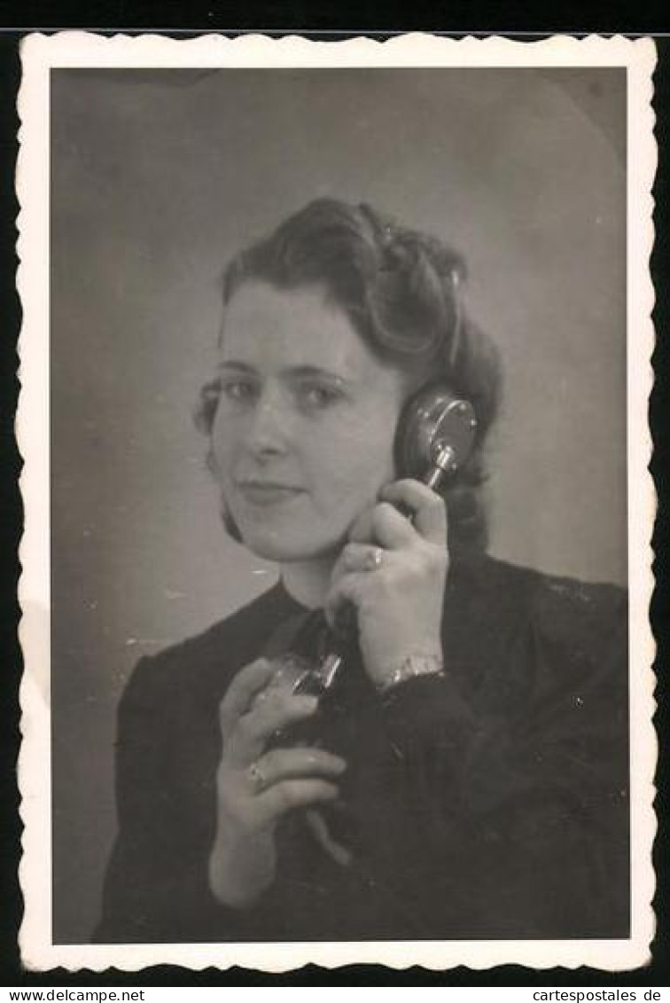 Fotografie Telefon / Telephon, Dame Mit Telefonhörer Telefoniert  - Sonstige & Ohne Zuordnung
