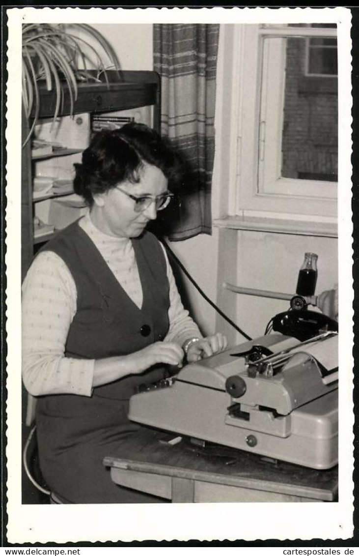 Fotografie Sekretärin Bei Der Arbeit Mit Einer Schreibmaschine, Typewriter  - Other & Unclassified