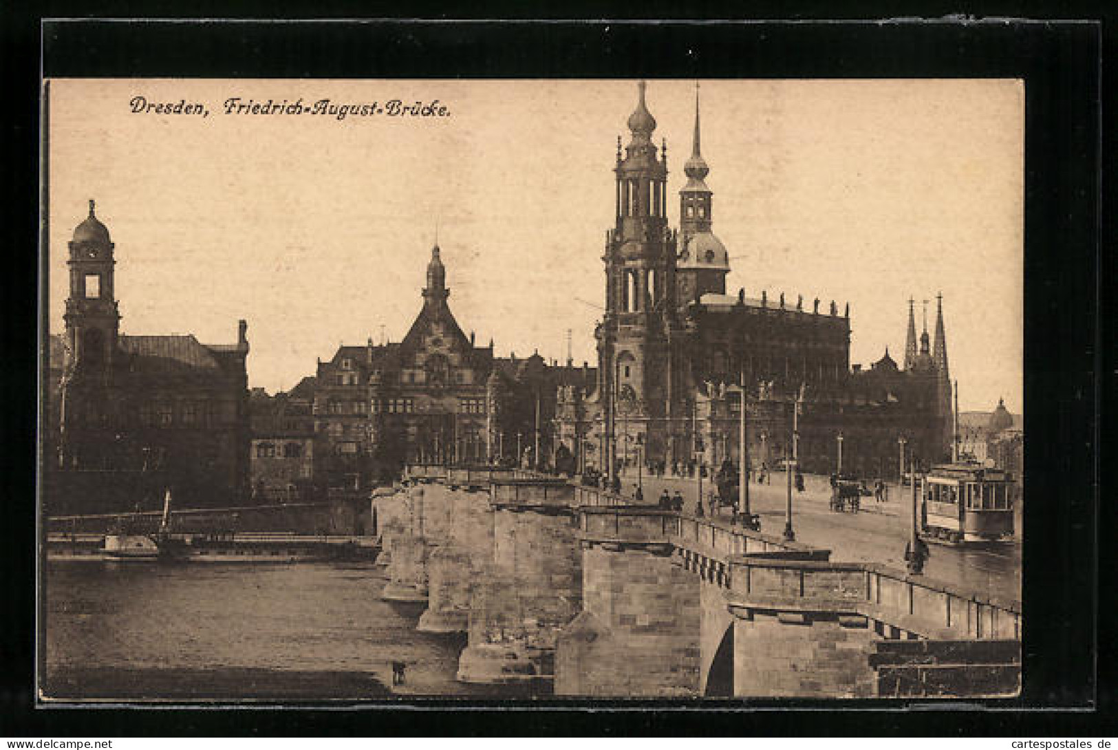 AK Dresden, Friedrich-Augustus-Brücke Mit Kirche Und Strassenbahn  - Tramways