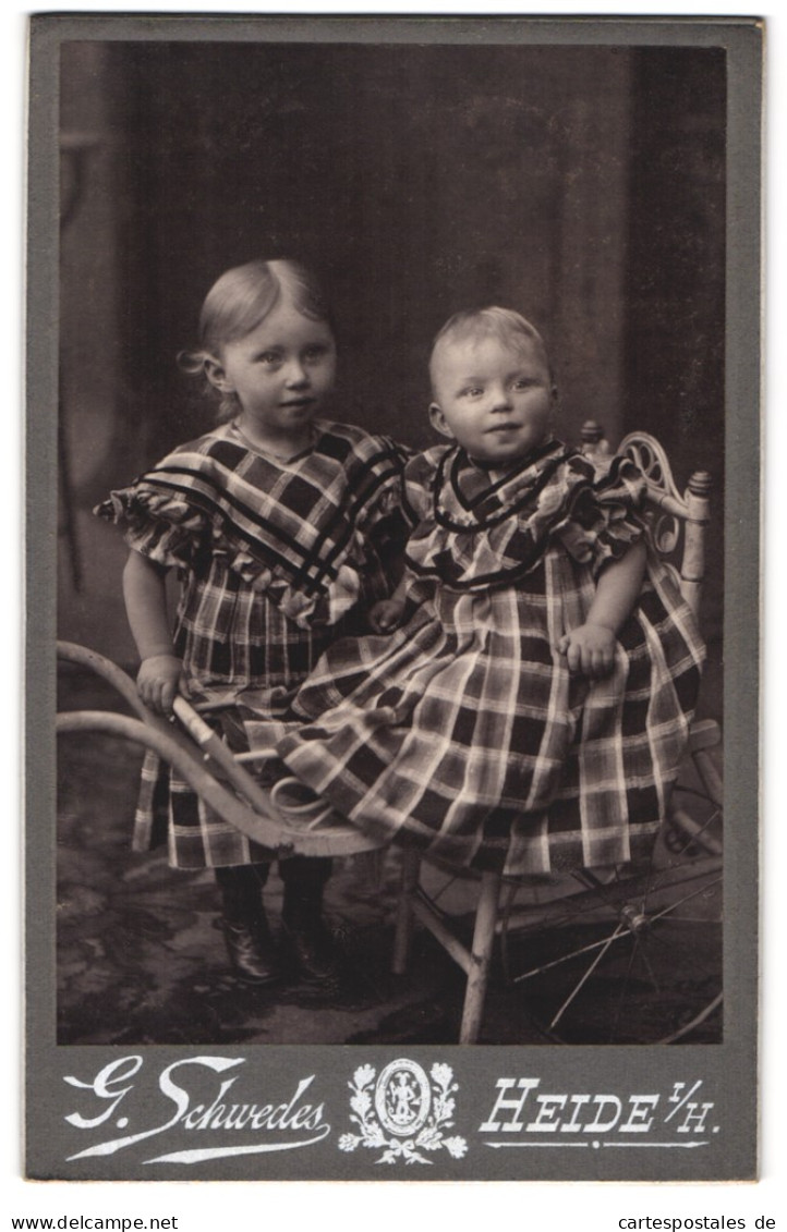 Fotografie G. Schwedes, Heide I. H., Bahnhofsgang 5, Kleines Mädchen Und Kleinkind In Karierten Kleidern  - Personnes Anonymes