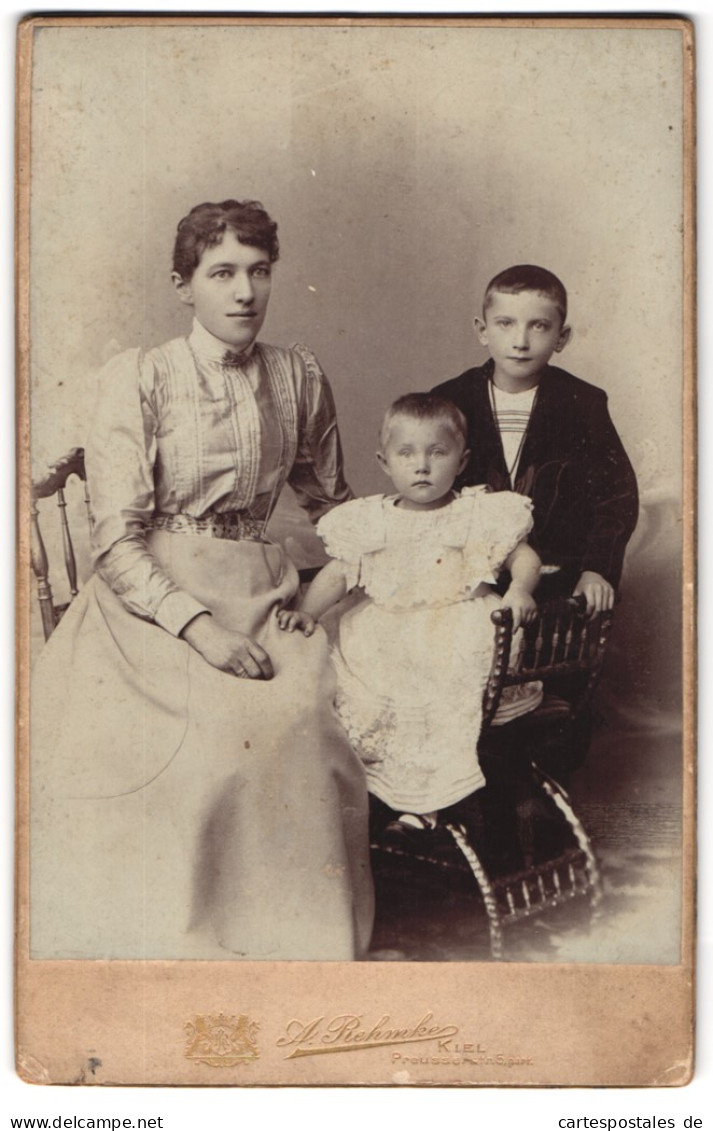 Fotografie A. Rehmke, Kiel, Preusserstrasse 5, Junge Frau In Hübscher Kleidung Mit Zwei Kindern  - Personnes Anonymes