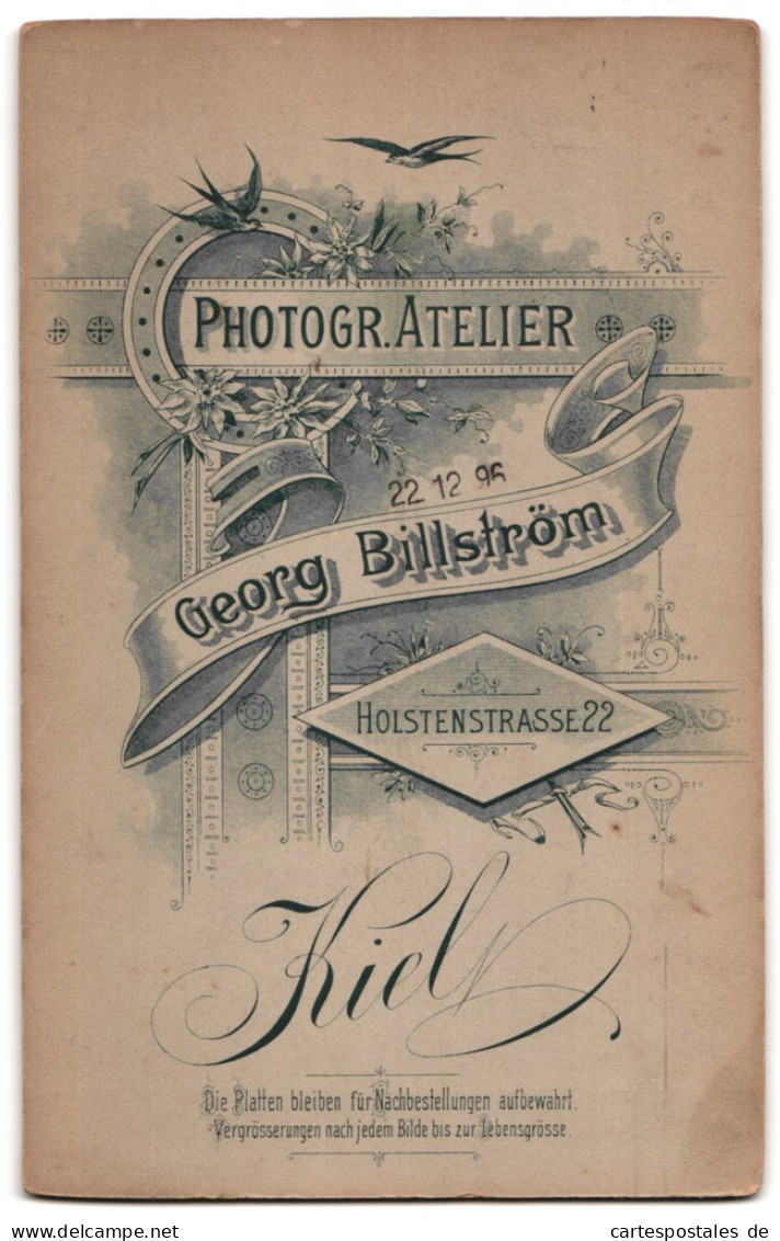 Fotografie Georg Billström, Kiel, Holstenstrasse 22, Junger Herr Im Anzug Mit Zigarre  - Anonymous Persons
