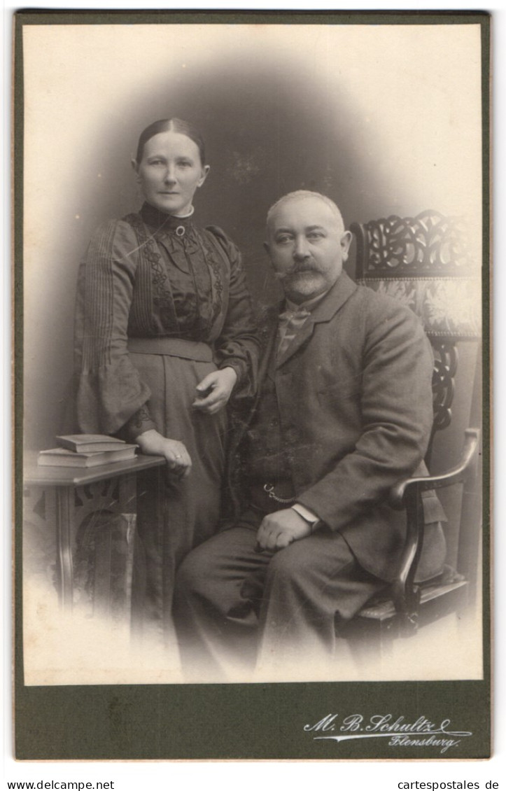 Fotografie M. B. Schultz, Flensburg, Älteres Paar In Hübscher Kleidung  - Anonymous Persons