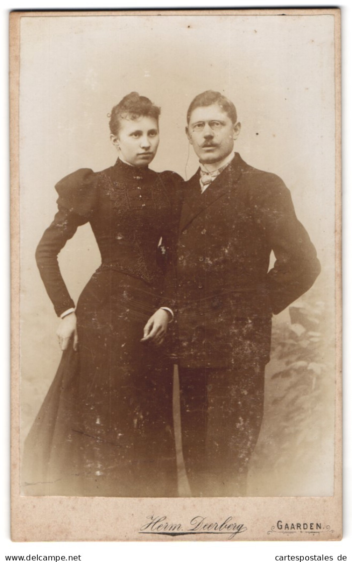 Fotografie Herm. Deerberg, Gaarden, Junges Paar In Eleganter Kleidung  - Anonymous Persons