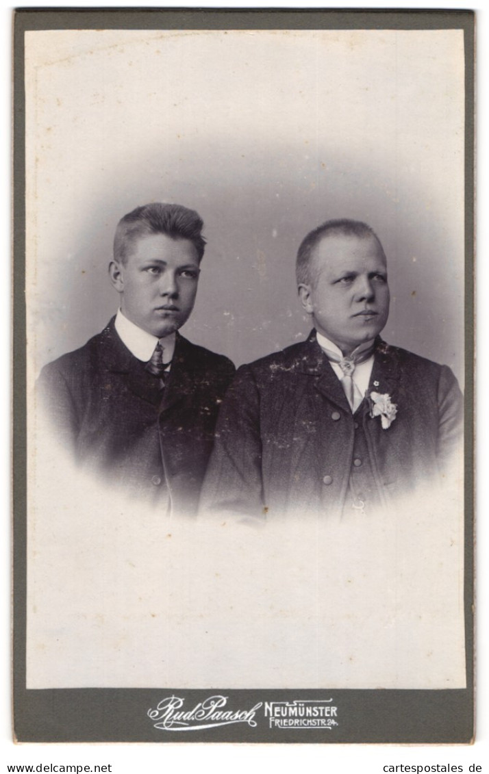 Fotografie Rud. Paasch, Neumünster, Friedrichstrasse 24, Zwei Junge Männer Im Anzug Mit Krawatte  - Anonymous Persons