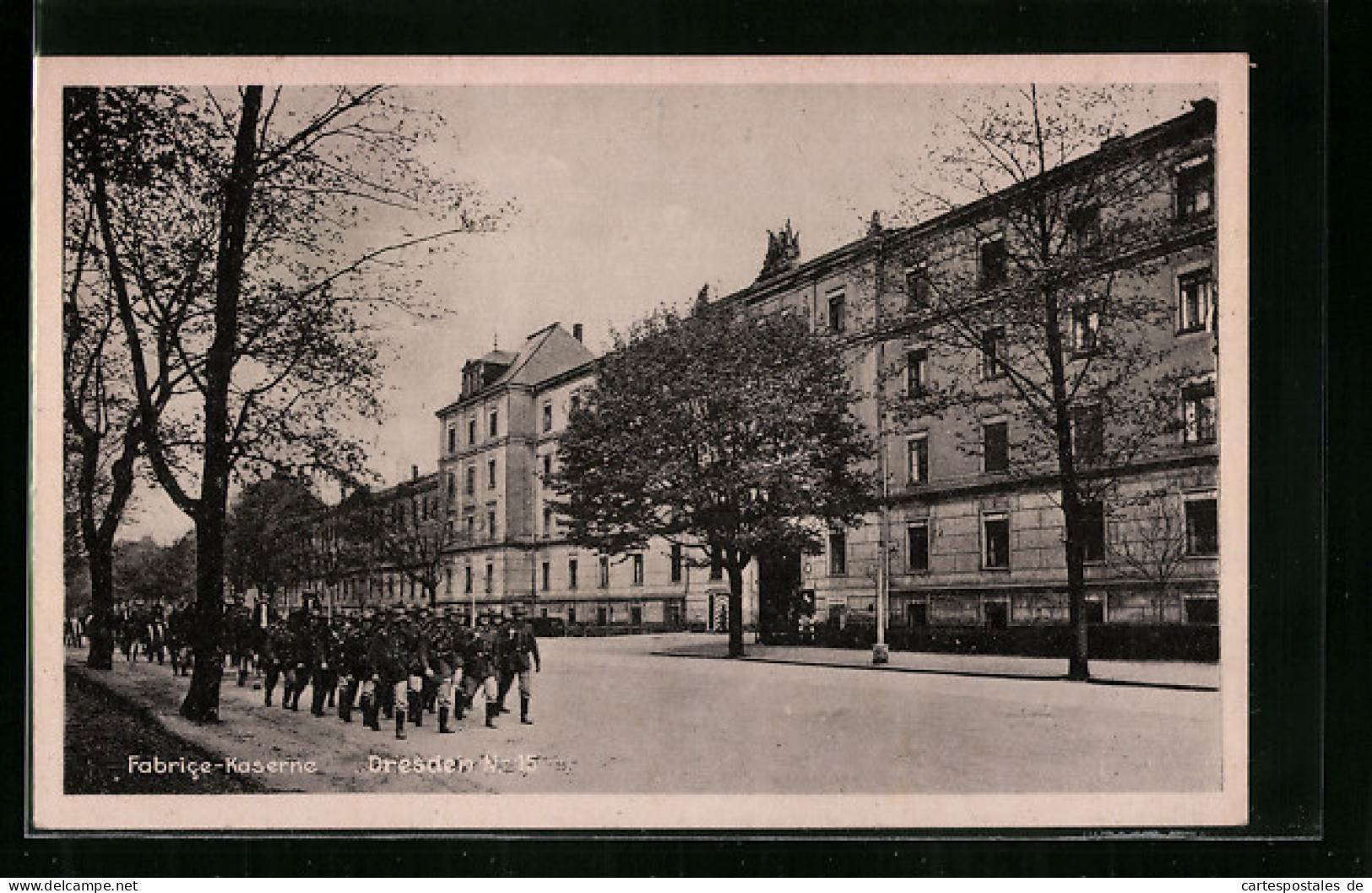 AK Dresden-Neustadt, Soldaten Vor Der Fabrice-Kaserne  - Dresden