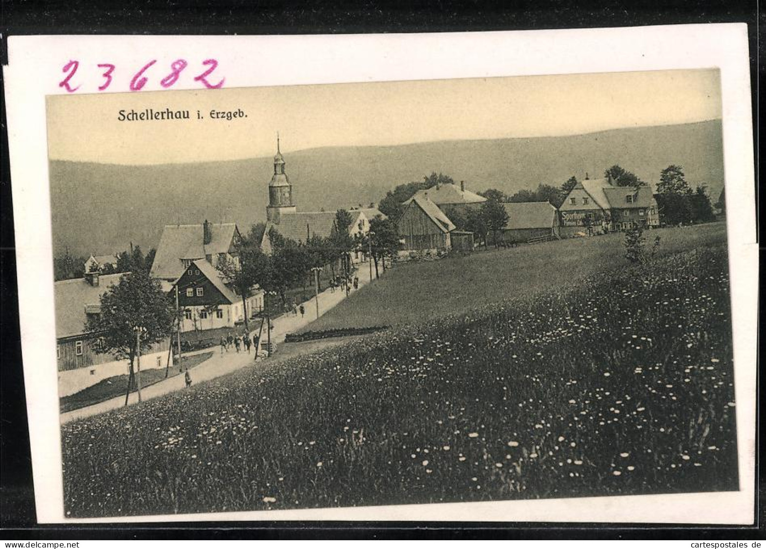 Fotografie Brück & Sohn Meissen, Ansicht Schellerhau Im Erzg., Partie Im Ort Mit Kirche In Und Heimkehrende Schulkind  - Places