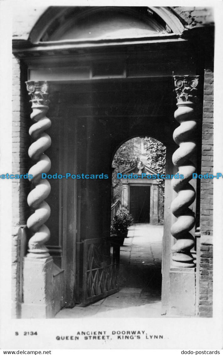 R059706 Ancient Doorway. Queen Street. Kings Lynn. Kingsway Real Photo Series. 1 - World