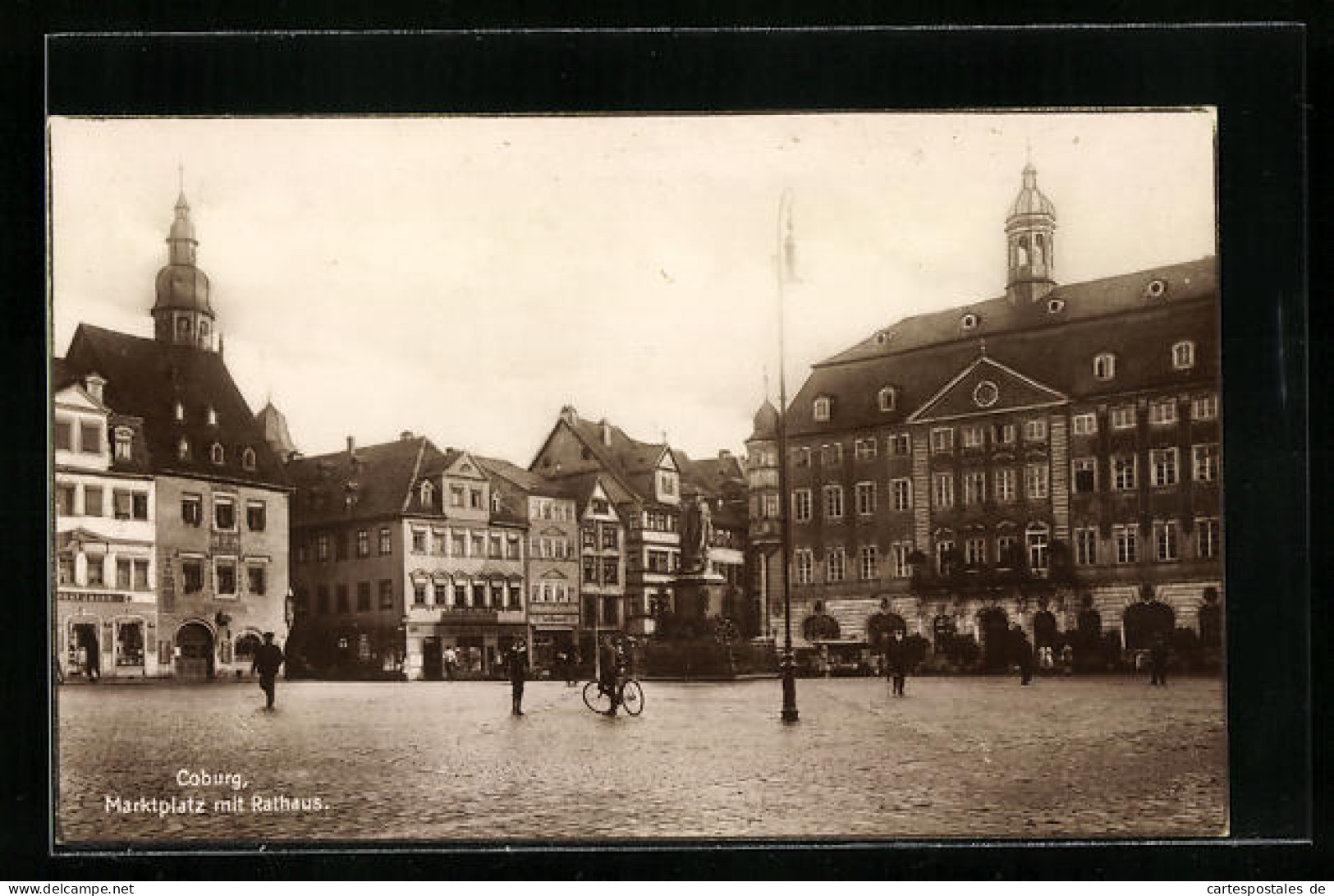 AK Coburg, Passanten Auf Dem Marktplatz Mit Rathaus  - Coburg