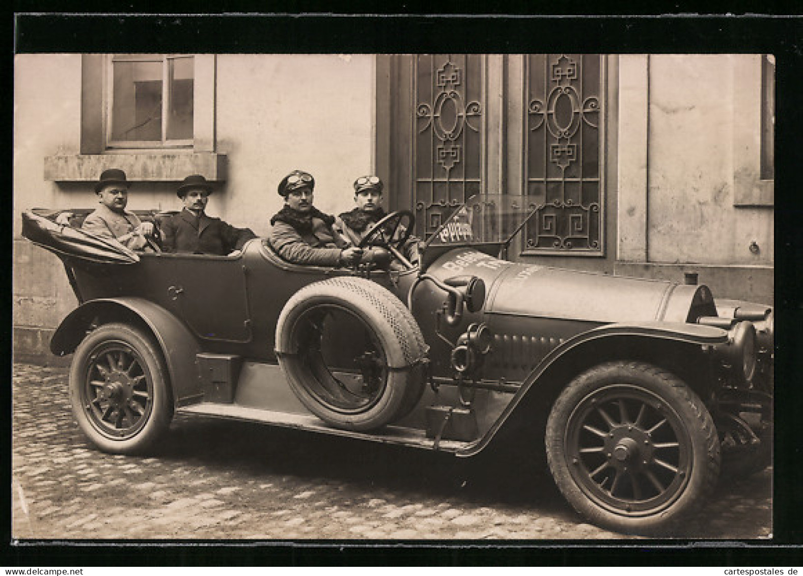 Foto-AK Soldaten Und Herren Im Anzug Im Benz Auto  - Guerre 1914-18