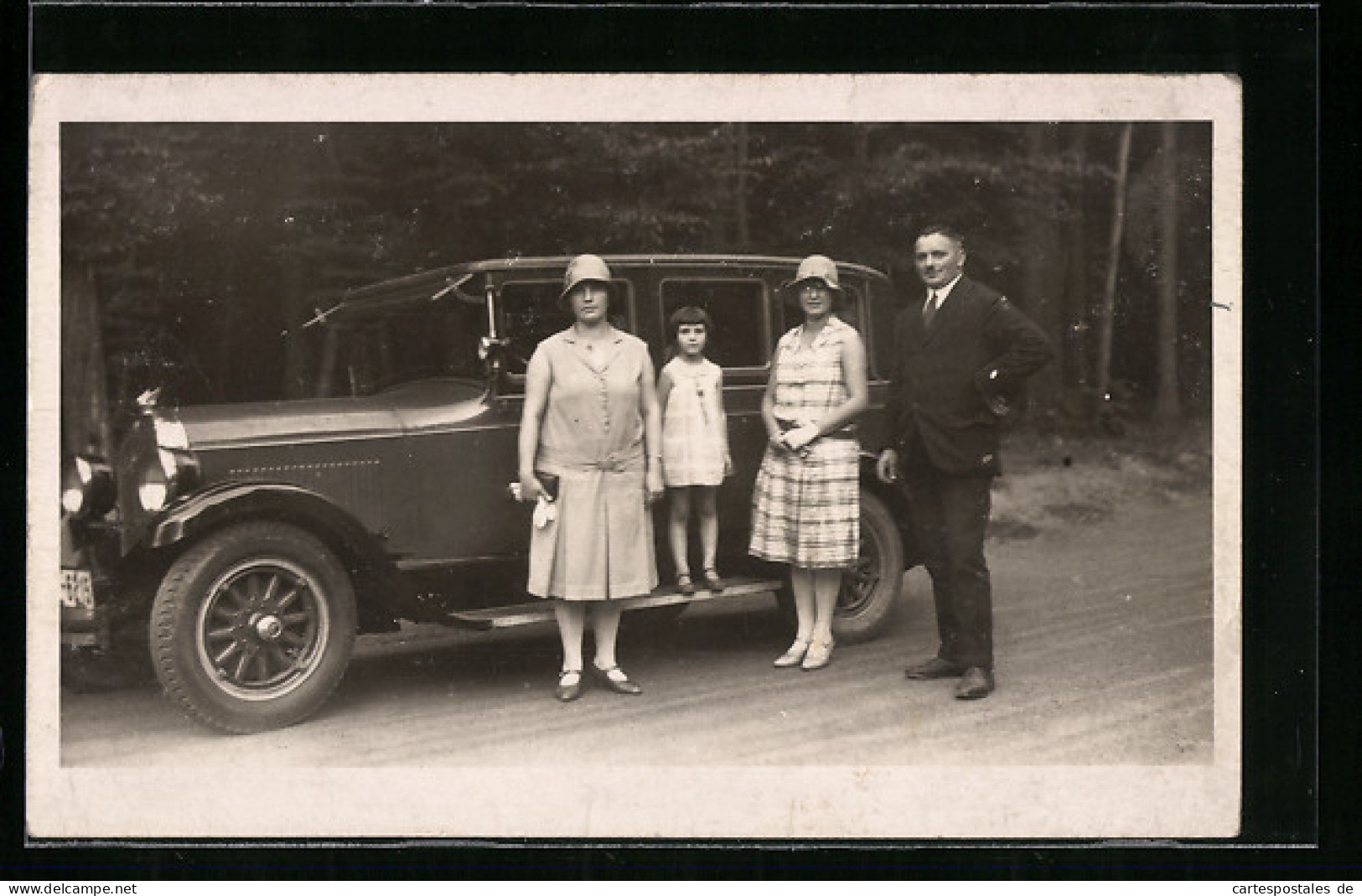 Foto-AK Familie An Einem Auto Von Chrysler Auf Der Strasse  - Passenger Cars