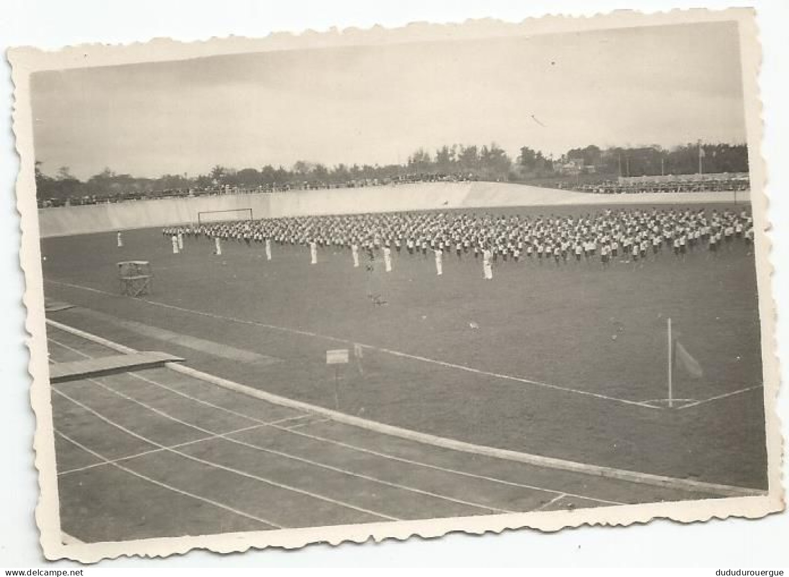 VIETNAM , INDOCHINE , HUE DANS LES ANNEES 1930 : LE STADE LE JOUR DE L INAUGURATION , ELEVES DES ECOLES ..... - Asia